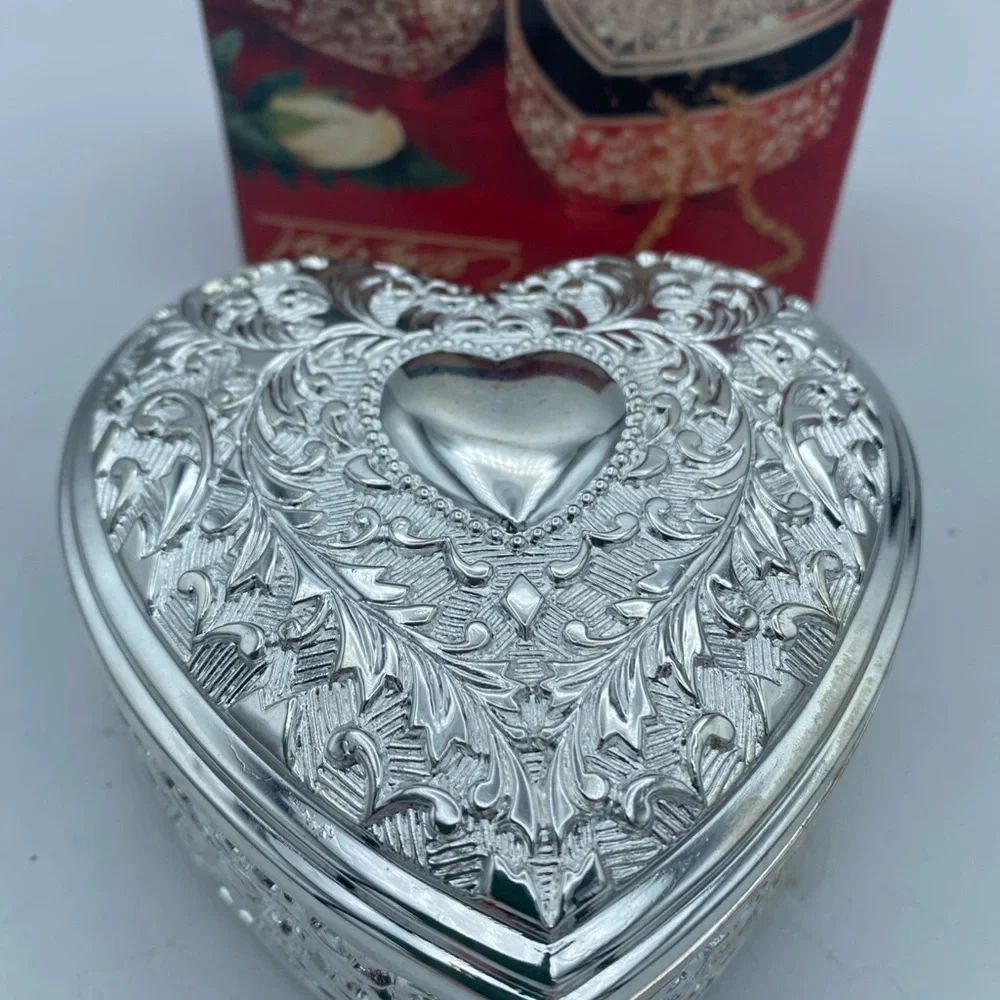 VTG Lord & Taylor Silverplate Ornate Heart Shaped jewelry Trinket Box 4x2”